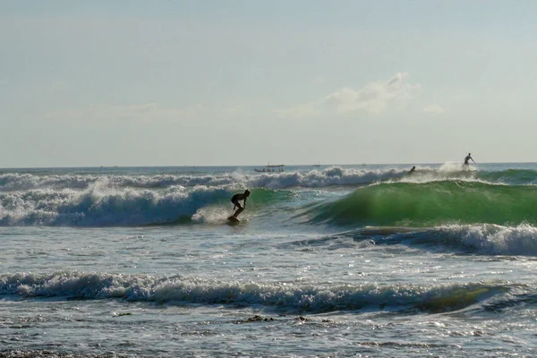 The surfer in the pipe. Waves on the island of Bali. The surfer catches the wave — Stock Photo, Image