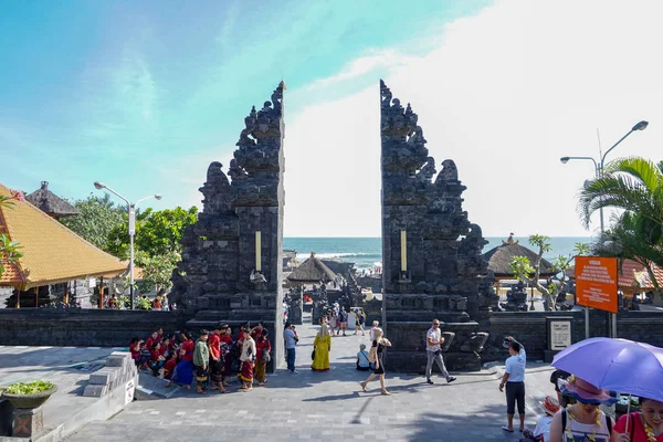 Turisté a místní na vstupní bráně v chrámu Tanah Lot na Bali, Indonésie. — Stock fotografie