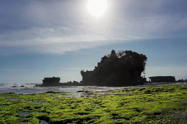 Gün batımında Tanah Lot Tapınağı'nın manzarası. Bali