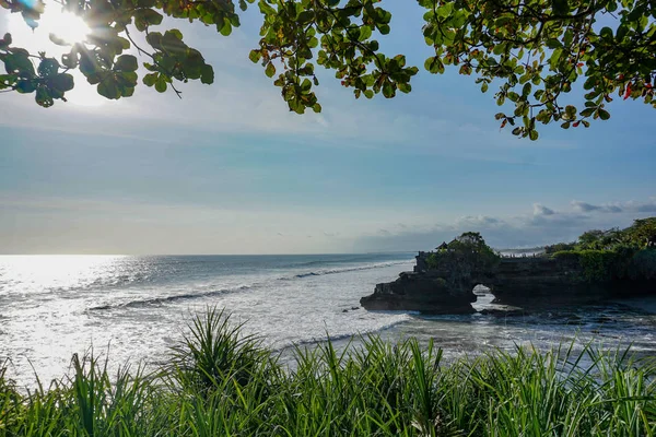 Templo de Tanah Lot en Bali Indonesia - naturaleza y arquitectura — Foto de Stock