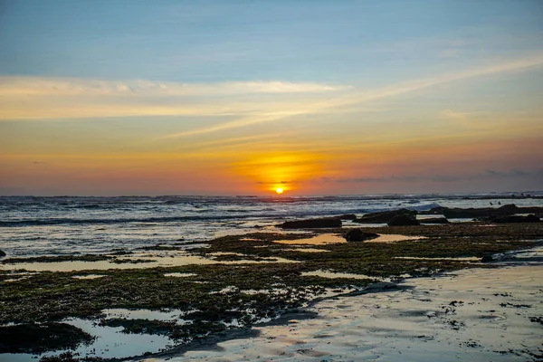Blick auf den Sonnenuntergang vom Strand in der Nähe des Tanah Lot Tempels in Bali Indonesien — Stockfoto