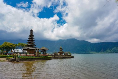 Pura Ulun Danu Bratan Bali adasında büyük bir Shivaite ve su tapınağı, Endonezya.