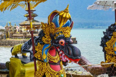 Bali Hindu tapınağı Pura Ulun Danu Beratan,Bali, Endonezya ejderha çeşmeleri.