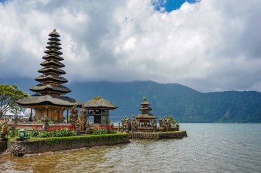 Pura Ulun Danu Bratan Bali adasında büyük bir Shivaite ve su tapınağı, Endonezya.