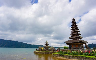 Pura Ulun Danu Bratan Bali adasında büyük bir Shivaite ve su tapınağı, Endonezya.