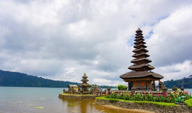 Pura Ulun Danu Bratan Bali adasında büyük bir Shivaite ve su tapınağı, Endonezya.