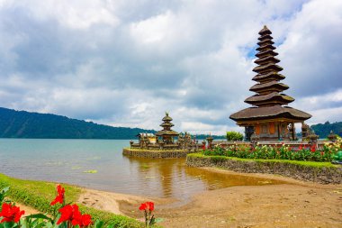 Pura Ulun Danu Bratan Bali adasında büyük bir Shivaite ve su tapınağı, Endonezya.