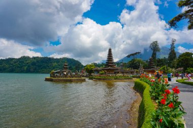 Pura Ulun Danu Bratan Bali adasında büyük bir Shivaite ve su tapınağı, Endonezya.