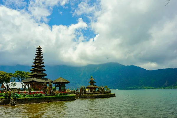 Pura Ulune Danu Bratan je významný Šivait a vodní chrám na ostrově Bali, Indonésie. — Stock fotografie