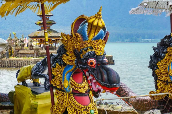 Bali Hindu tapınağı Pura Ulun Danu Beratan,Bali, Endonezya ejderha çeşmeleri.