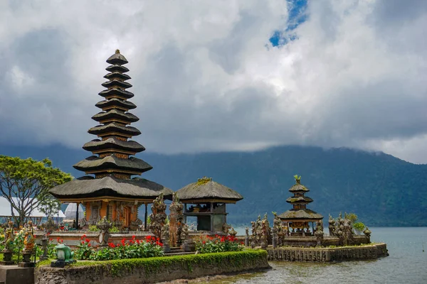 Pura Ulun Danu Bratan es un importante templo Shivaite y el agua en la isla de Bali, Indonesia . —  Fotos de Stock
