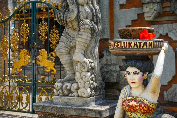 Balinese vrouw standbeeld houden op zijn hoofd aanbod en geschenken aan de goden in de Balinese tempel, Bali, Indonesië. — Stockfoto