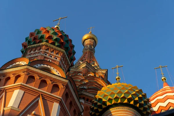 Moskow, Rusia, Red Square. Pemandangan St. Katedral Basileios di langit cerah — Stok Foto