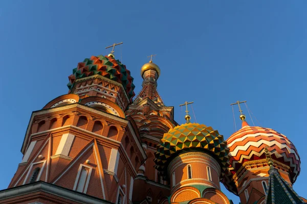 Moskova, Rusya, Kızıl Meydan. Parlak gökyüzünde Aziz Basil Katedrali manzarası — Stok fotoğraf