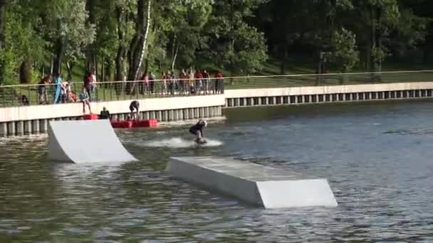 Moscow Oroszország Július 2019 Kisfiú Lovaglás Egy Wakeboard Parkban — Stock videók