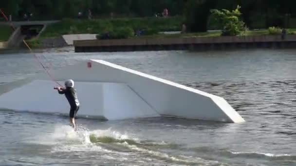 Moscow Oroszország Július 2019 Kisfiú Lovaglás Egy Wakeboard Parkban — Stock videók