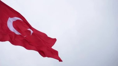 Türk bayrağı nın yavaş hareketle rüzgar ve dramatik bulutlu, Türkiye Cumhuriyeti bayrağı yavaş hareket ediyor,