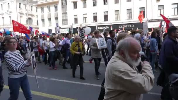 Moscow Rússia Maio 2019 Pessoas Andando Segurando Bandeiras Cada Ano — Vídeo de Stock