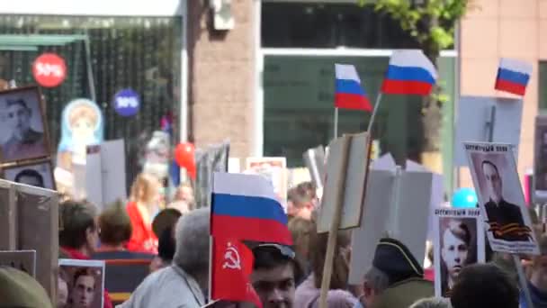 俄罗斯莫斯科 2019年5月9日 人们步行并举着旗帜 每年在特维尔斯卡亚街的胜利游行日 传统上聚集伟大的卫国战争的老兵 — 图库视频影像