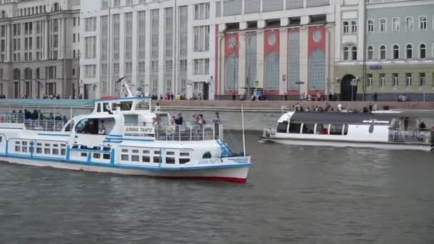 モスクワ ロシア 2019年5月09日 モスクワ川からコンクリート堤防と住宅の高層ビルへの眺め 川の浮遊遊覧船で — ストック動画
