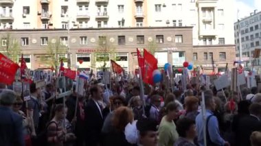 Moskova, Rusya - 9 Mayıs 2019: Yürüyen ve bayrak tutan insanlar. Her yıl tverskaya sokakta zafer geçit günü geleneksel Büyük Vatanseverlik Savaşı gazileri toplamak