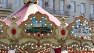 Işıklı neşeli parkta yuvarlak gidin. Gündüz leri harika bir lunaparkta dönen parlak ışıklı kavşak
