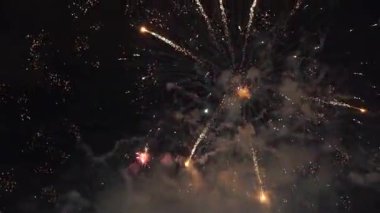 Noel günü güzel havai fişek gösterisi. Kutlama günü havai fişeklerin en büyüğü. arka plan için havai fişek harika bir klip. Kutlama konseptinde muhteşem tatil havai fişekleri.
