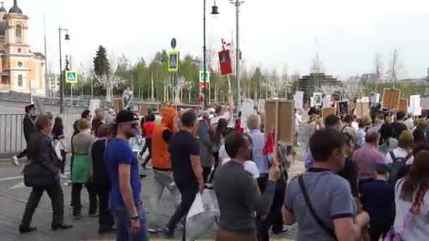 Moskau Russland Mai 2019 Menschen Gehen Und Halten Fahnen Jedes — Stockvideo