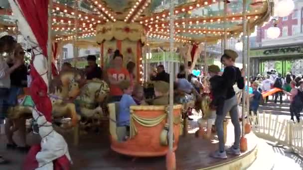 Moskou Rusland Mei 2019 Kinderen Carrousel Merry Pretrit Met Galopperende — Stockvideo