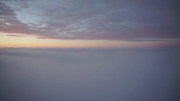 Luftaufnahme Flug Und Surfen Über Den Wolken Richtung Sonne Nebelwetter — Stockvideo