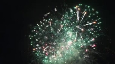 Noel günü güzel havai fişek gösterisi. Kutlama günü havai fişeklerin en büyüğü. arka plan için havai fişek harika bir klip. Kutlama konseptinde muhteşem tatil havai fişekleri.
