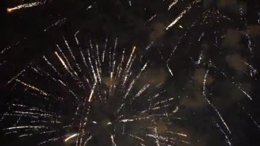 Noel günü güzel havai fişek gösterisi. Kutlama günü havai fişeklerin en büyüğü. arka plan için havai fişek harika bir klip. Kutlama konseptinde muhteşem tatil havai fişekleri.