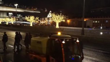 Moskova, Rusya, 01 Ocak 2019: Moskova şehrinin tarihi merkezinde sokakta yürüyen polis devriyesi. Grup polisi gece şehir caddesinde. Moskova şehrinde yürüyen turistler