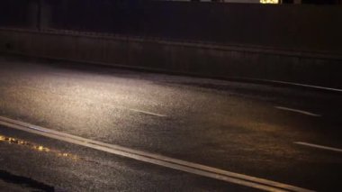 Polis arabası gece yavaş çekimde devriye geziyor, yanıp sönen ışıklar