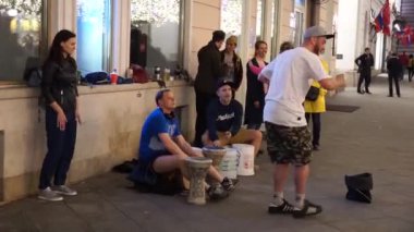 Moskova, Rusya, 01 Aralık 2019: Şehir caddesinde Afrikalı djembe ve kutularla çalan bir grup müzisyen, Kültür, müzik, şehirde dans gecesi