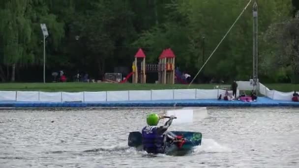 俄罗斯莫斯科 2019年7月6日 白种年轻人在城市湖上做滑水板的把戏 骑手使用滑板坡道做把戏 — 图库视频影像