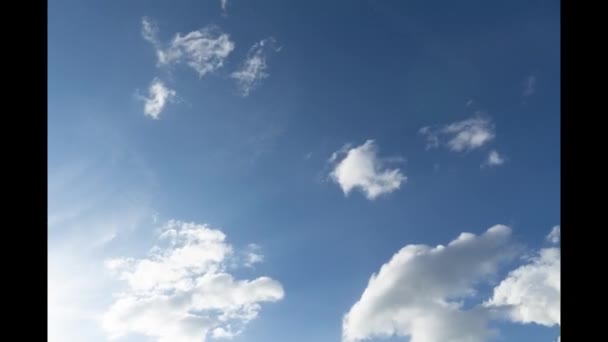 タイムラプス雲 ローリングふわふわ雲が移動している 白い光雲の時間経過 ウルトラHd晴れた雲 青空を横切って走る雲 4K背景に青空を背景に白い雲のタイムラプス — ストック動画