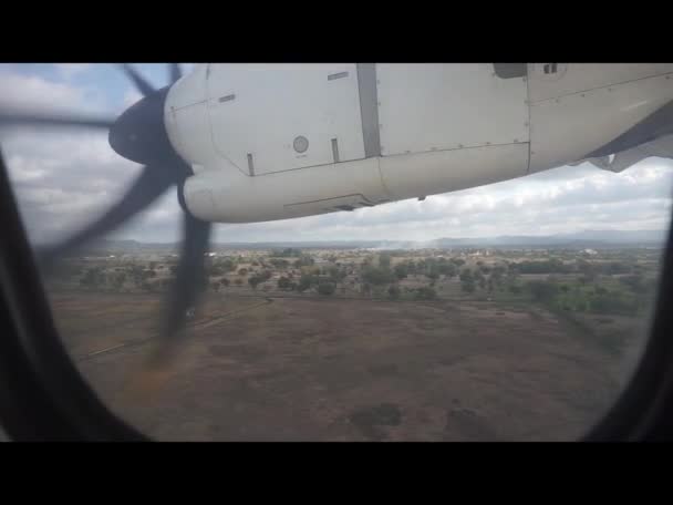 Proped Samolot Lądowania Lotnisku Lombok Widok Przez Okno Samolotu — Wideo stockowe