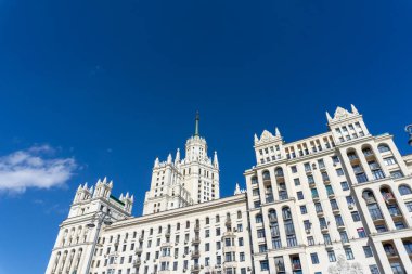 Stalin zamanındaki birkaç ünlü yüksek binadan biri olan Kotelnicheskaya dolgu su üzerinde yüksek katlı bina