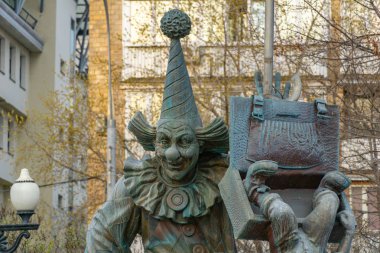 Moskova, Rusya - 29 Nisan 2019: Tsvetnoy Bulvarı'ndaki Palyaçolar Meydanı'nda bronz palyaço heykeli