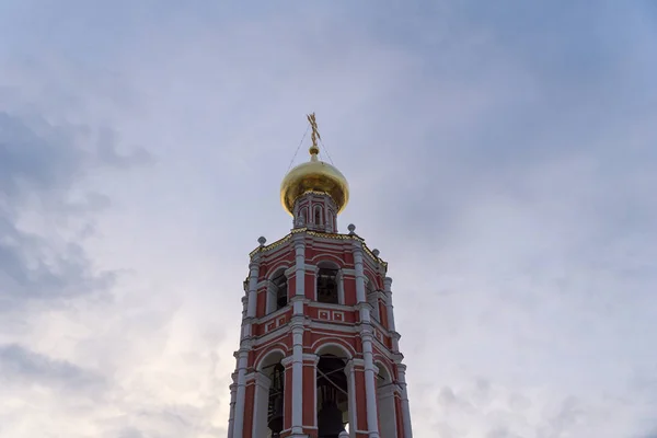 Kırmızı tuğla ortodoks kilisesi peyzaj — Stok fotoğraf