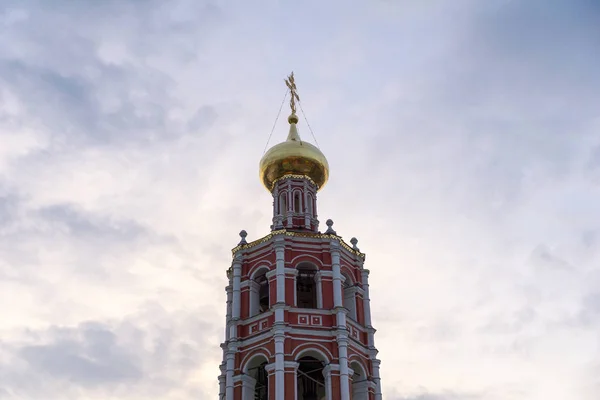 Kırmızı tuğla ortodoks kilisesi peyzaj — Stok fotoğraf