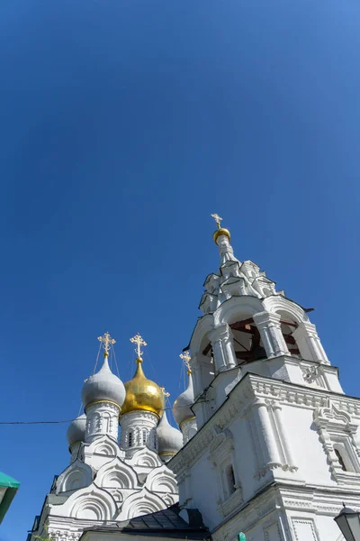 Empat kubah dengan salib, satu emas dan tiga putih, dari Gereja Ortodoks — Stok Foto