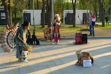 Moskova, Rusya 26 Mayıs 2019: Ulusal kostümlü bir grup Kızılderili Kızılderili
