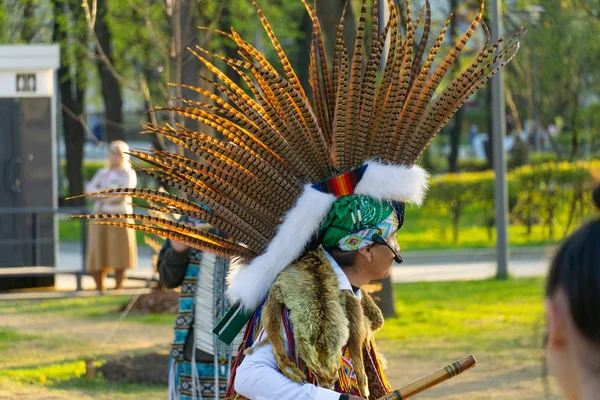 Moscow, Federacja Rosyjska maj 26, 2019: Grupa Native American Indian w strojach narodowych — Zdjęcie stockowe