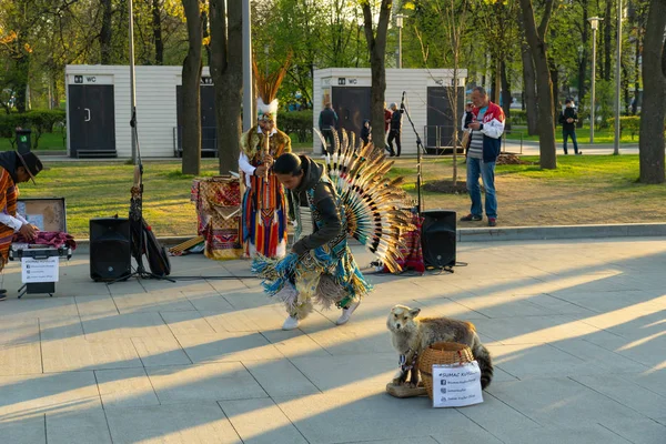 Moscow, Russia May 26, 2019: A group of Native American Indians in national costumes — Stock Photo, Image