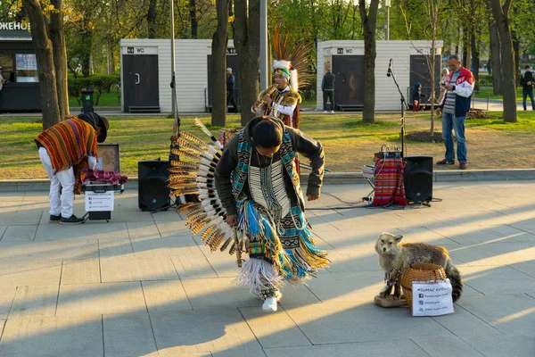 Moscow, Russia May 26, 2019: A group of Native American Indians in national costumes — Stock Photo, Image