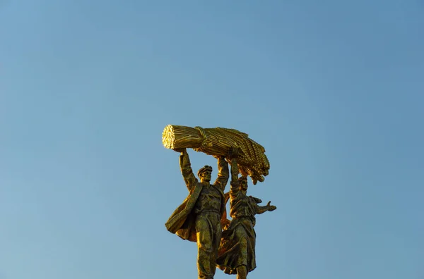 Moskwa, Rosja, 30 kwietnia 2019: widok Złotego pomnika robotnik i zbiorowa dziewczyna gospodarstwa — Zdjęcie stockowe