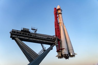 İlk uzay uçuşunda Yuri Gagarin tarafından kullanılan Vostok 1 roketinin ölçekli üretimi
