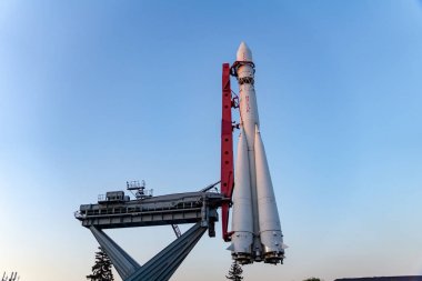 İlk uzay uçuşunda Yuri Gagarin tarafından kullanılan Vostok 1 roketinin ölçekli üretimi